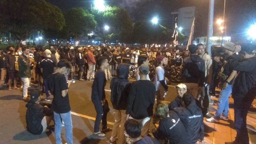 RAYAKAN ULANG TAHUN PERSID, SUPORTER PESTA KEMBANG API DAN ABAIKAN PROTOKOL KESEHATAN