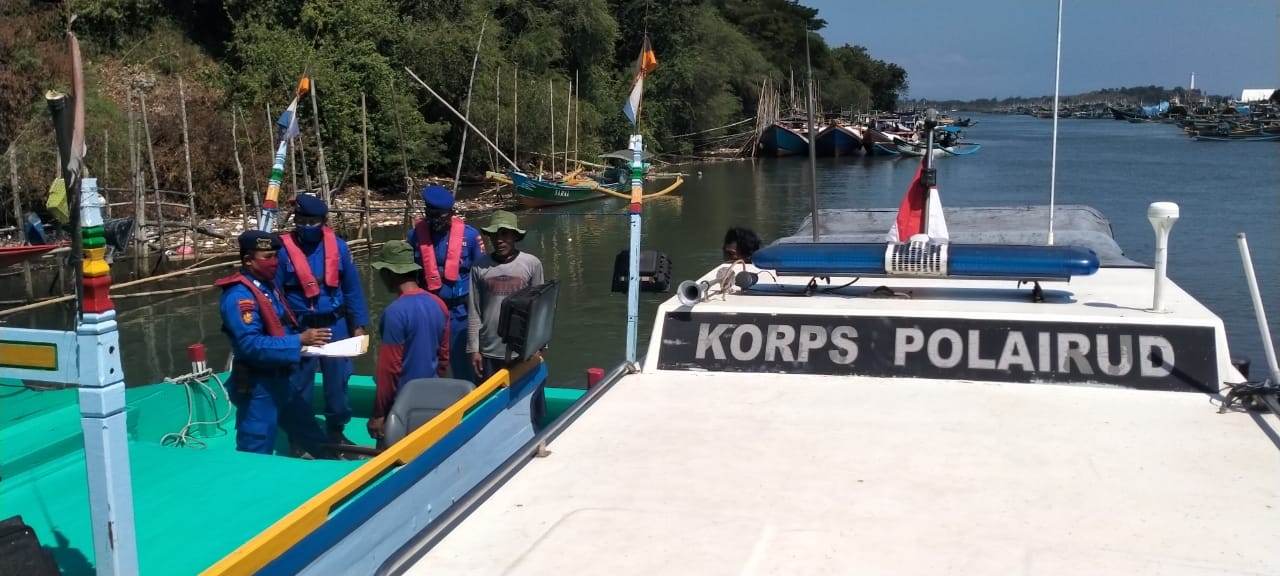 ADA LATIHAN MENEMBAK, SAT POLAIR JEMBER IMBAU NELAYAN TAK MELAUT SEMINGGU DI LAUT PANDANWANGI