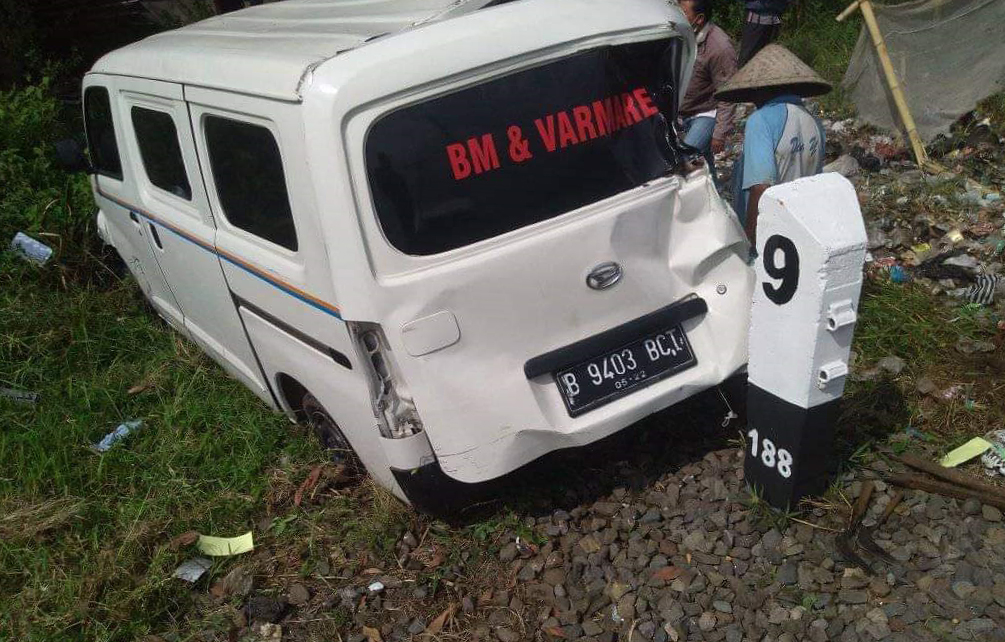 MOBIL TERTABRAK KERETA API DI PERLINTASAN TANPA PALANG PINTU JUBUNG, PENUMPANG SELAMAT