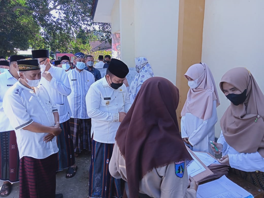 BERKANTOR DI DESA, BUPATI JEMBER HENDY PANTAU UJI COBA PTM DI SMPN 1 SILO