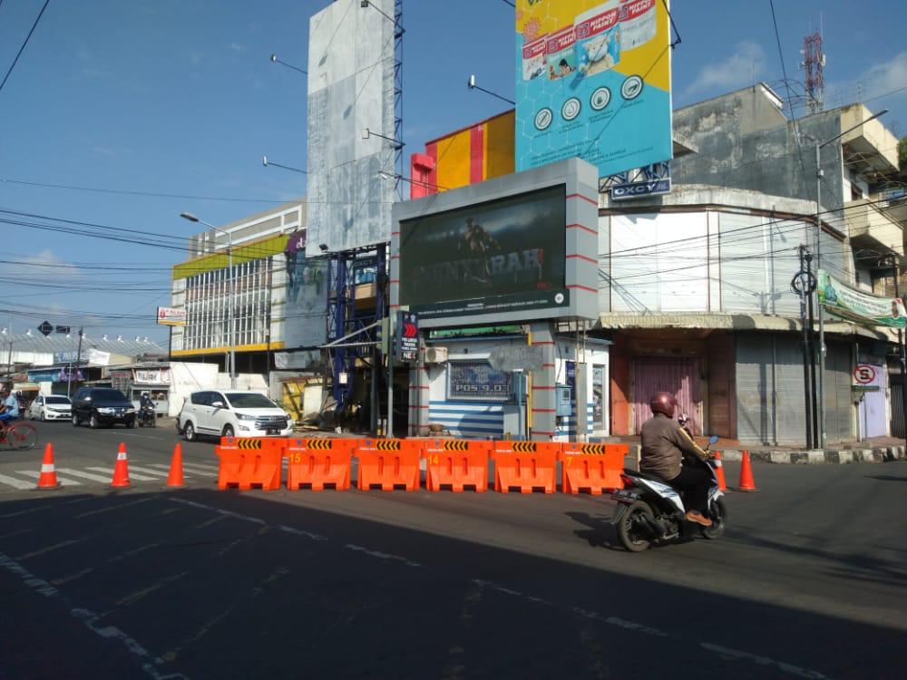 DISHUB DAN SATLANTAS POLRES JEMBER KEMBALI BERLAKUKAN PERUBAHAN ARUS LALU LINTAS DALAM KOTA