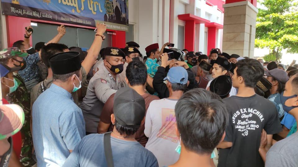 SALAH PAHAM, RATUSAN WARGA KECAMATAN LEDOKOMBO DATANGI RSD KALISAT