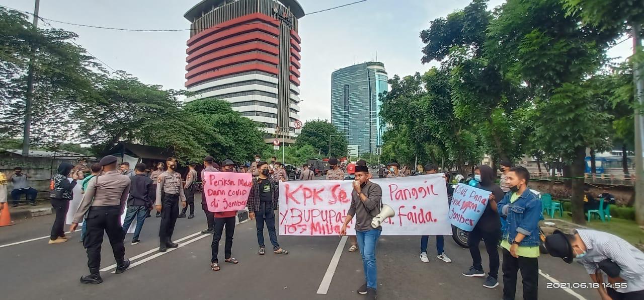 ALIANSI JEMBER BERDIKARI GELAR AKSI DI KPK JAKARTA TERKAIT OPINI TIDAK WAJAR DARI BPK ATAS LKPD JEMBER 2020