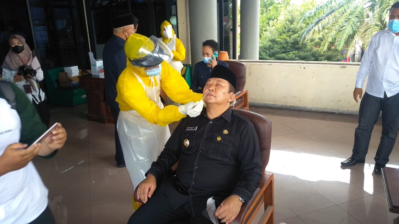 1 ANGGOTANYA POSITIF, DPRD JEMBER GELAR SWAB TEST MASSAL DAN LOCKDOWN HINGGA AWAL PEKAN DEPAN