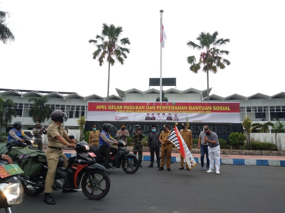 gunakan-kendaraan-satpol-pp-pemkab-jember-distribusikan-30-ton-beras-ke-rumah-warga-terdampak-pandemi