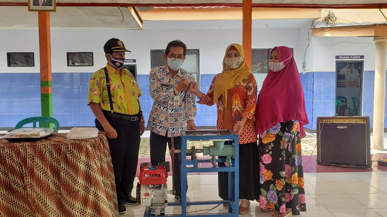 PULUHAN PEREMPUAN MAKIN PRODUKTIF SEJAK HADIRNYA UPPKS KAMPUNG KB DI DESA RAMBIGUNDAM