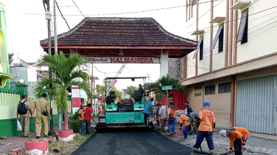 pemkab-mulai-garap-perbaikan-jalan-berlubang-di-jember-target-rampung-akhir-tahun-2021