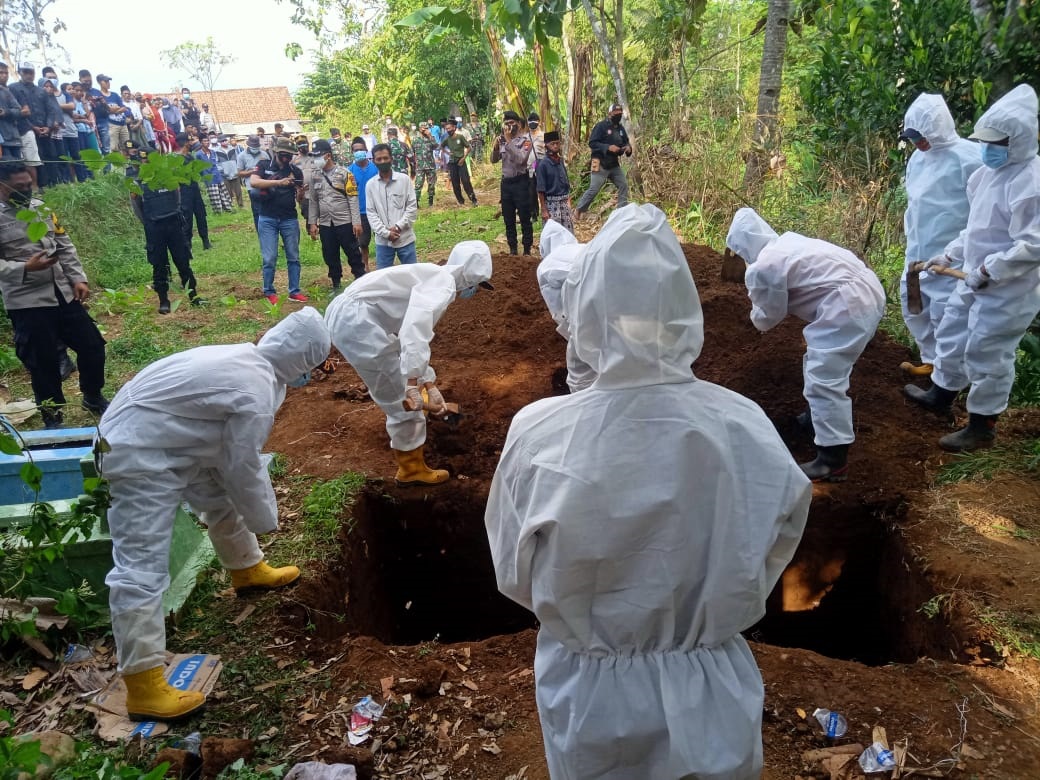 AKIBAT SALAH PAHAM, WARGA JELBUK SEMPAT TOLAK PEMAKAMAN JENAZAH PROTOKOL COVID-19