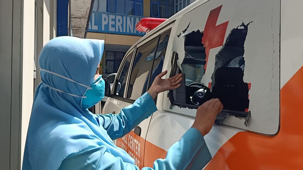 PERUSAKAN MOBIL AMBULANS RSBS JEMBER DI SILO, DIPICU HOAKS PENCURIAN ORGAN TUBUH JENAZAH