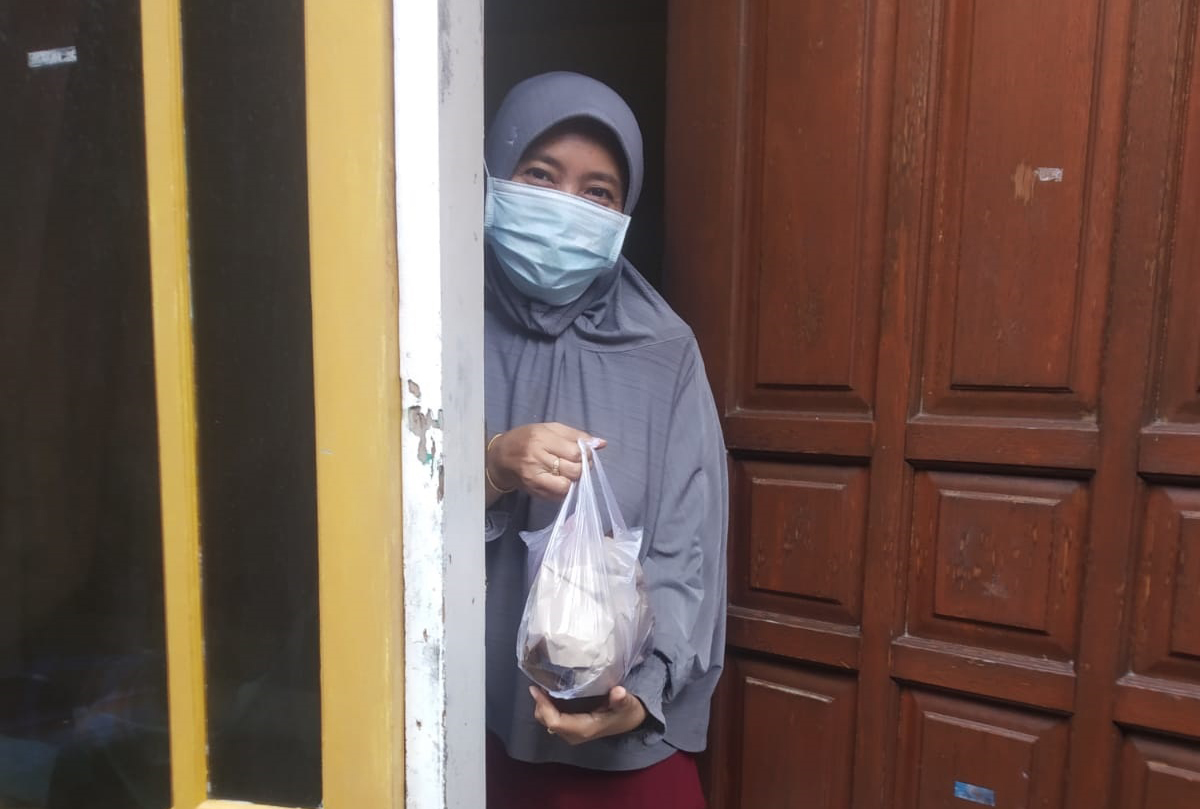 3 KOMUNITAS DI JEMBER BERKOLABORASI BANTU DISTRIBUSIKAN MAKANAN SIAP SAJU UNTUK WARGA ISOMAN