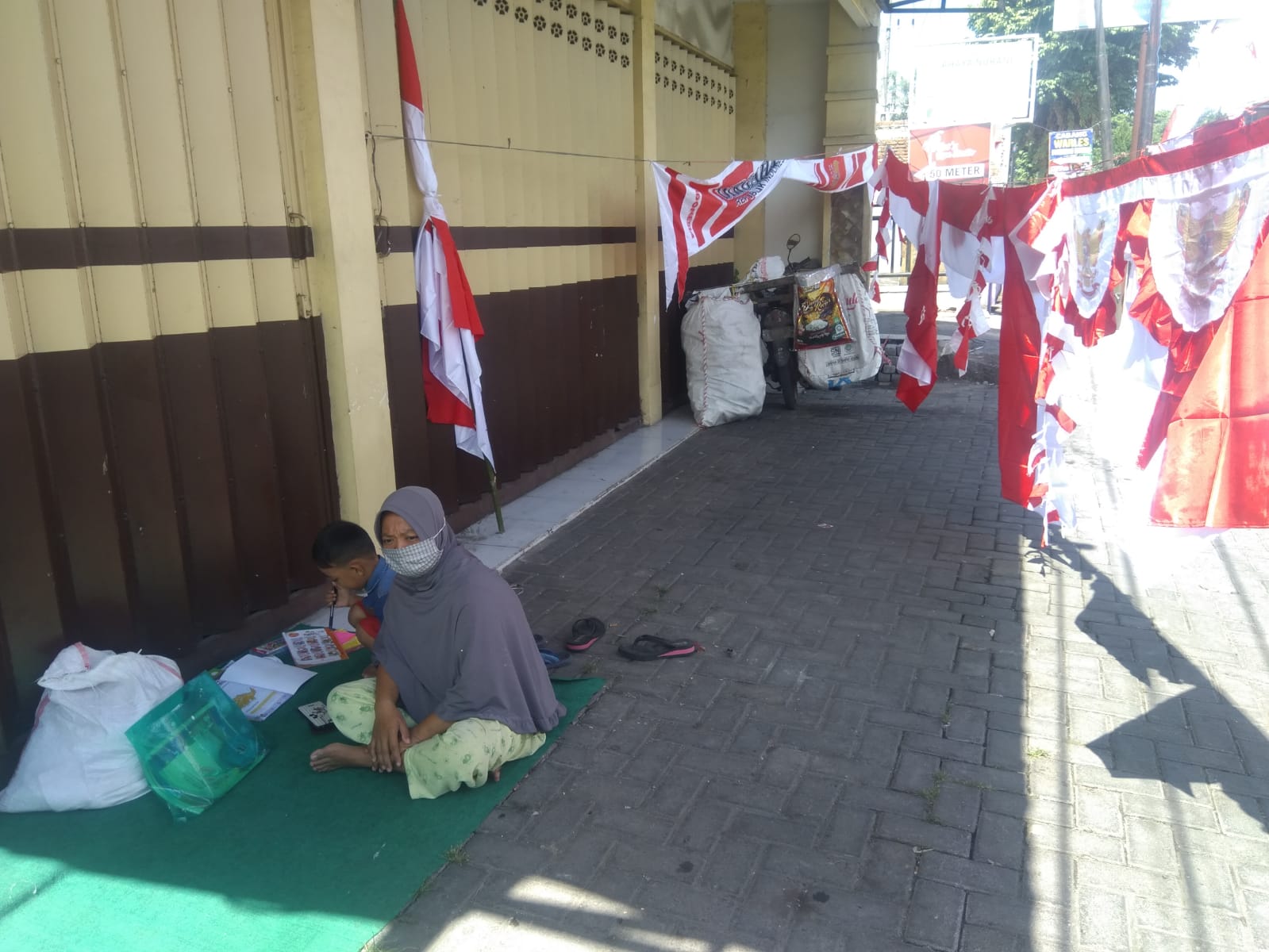 HUT RI 76 MASIH DI MASA PANDEMI, PENJUALAN BENDERA DAN UMBUL-UMBUL DI JEMBER MENURUN