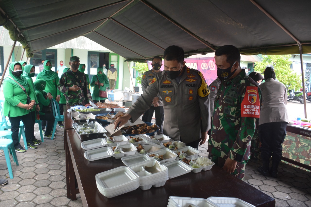 KODIM DAN POLRES JEMBER GANDENG OJOL SALURKAN MAKANAN BAGI WARGA ISOMAN