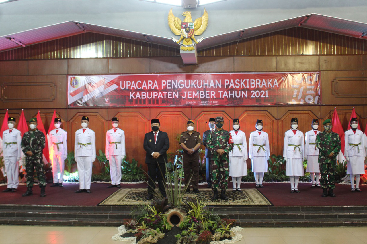 SAMBUT HUT KEMERDEKAAN RI KE-76, BUPATI JEMBER KUKUHKAN PASKIBRAKA KABUPATEN