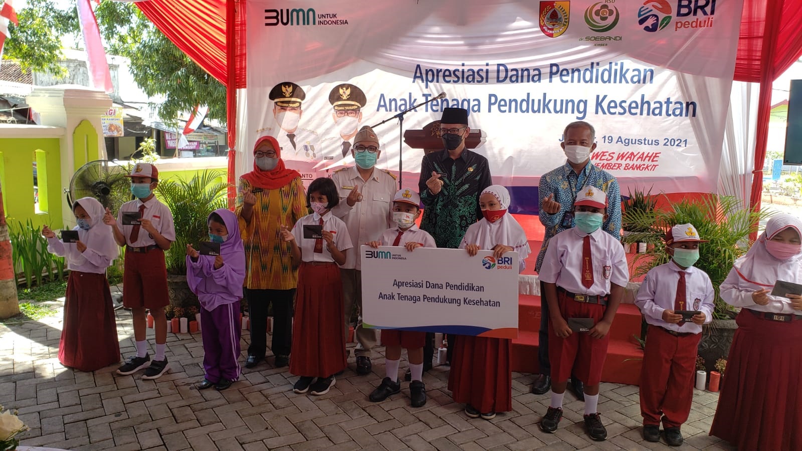 20 ANAK PENDUKUNG PETUGAS KESEHATAN DI JEMBER DAPATKAN BANTUAN DANA PENDIDIKAN