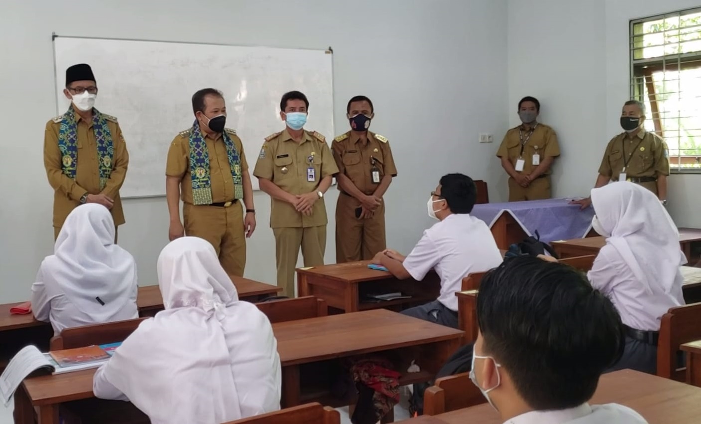 UJI COBA PTM HARI PERTAMA SMA/SMK DI JEMBER, SISWA HADIR MAKSIMAL 50 PERSEN