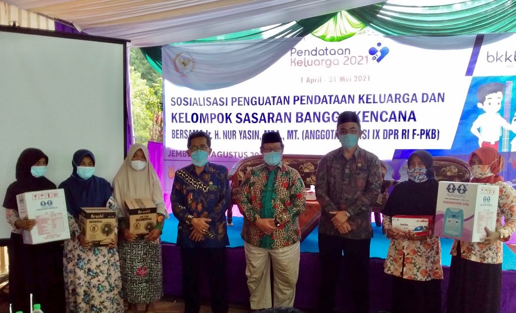 5 HARI BERJALAN, SOSIALISASI BKKBN DAN ANGGOTA DPR RI NUR YASIN SASAR WILAYAH PINGGIRAN JEMBER