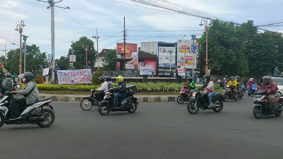 TOLAK PERTAMBANGAN, MAHASISWA JEMBER GELAR AKSI 'DIAM' DI BUNDARAN DPRD JEMBER