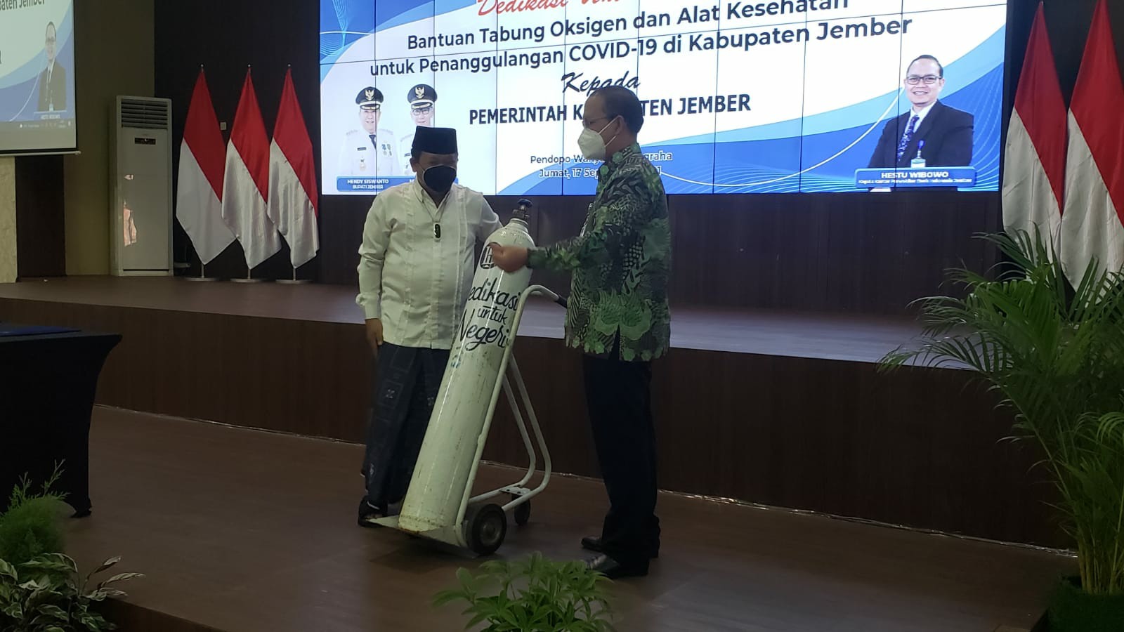 PEMKAB JEMBER TERIMA BANTUAN TABUNG OKSIGEN DAN ALKES DARI BANK INDONESIA.