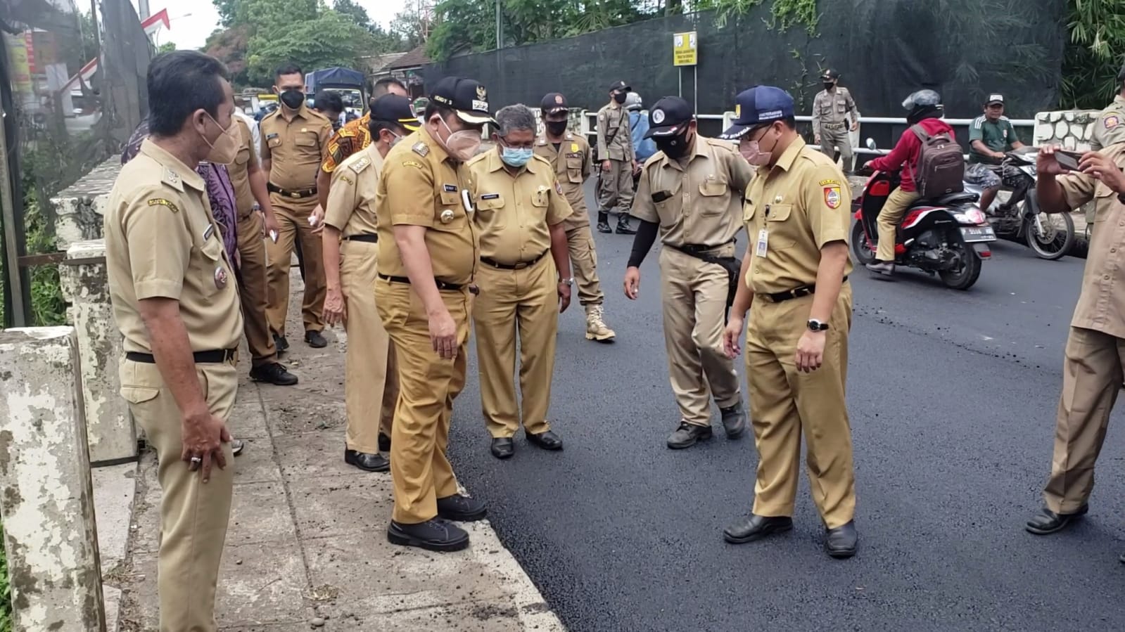 TINJAU PENGASPALAN JALAN DI PATRANG, HENDY SAYANGKAN DAMPAK KEMACETAN