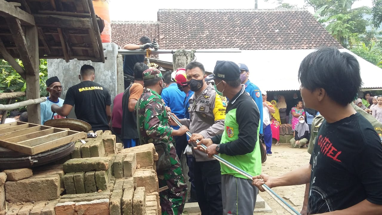 DIDUGA BUNUH DIRI, SEORANG NENEK DI TEMPUREJO TERCEBUR KE SUMUR