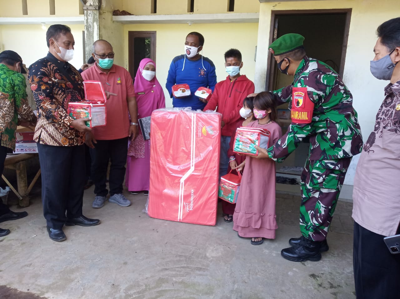 SEMPAT TINGGAL DI POS KAMLING SETAHUN BERSAMA 2 PUTRINYA, SOLEH DIBERI PEKERJAAN DI BENGKEL