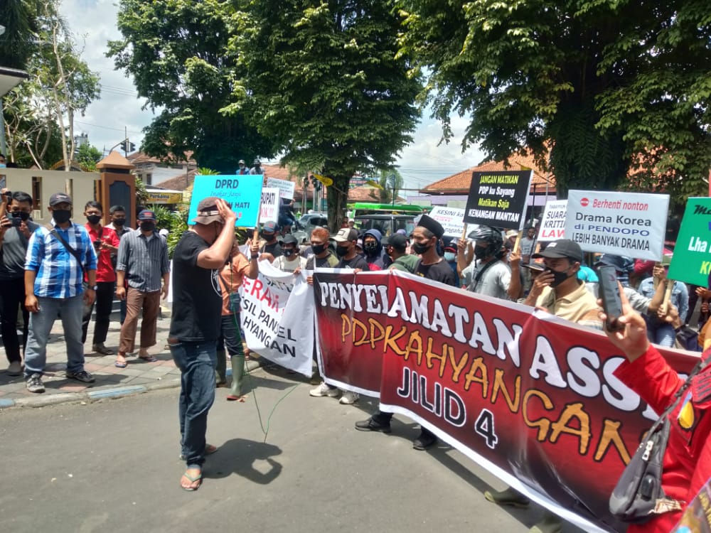 PULUHAN BURUH JEMBER UNJUK RASA TOLAK HASIL SELEKSI PDP KAHYANGAN