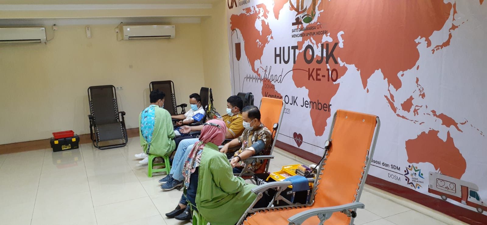 PERINGATI HUT KE-10 DENGAN KEGIATAN DONOR, OJK JEMBER BERHASIL KUMPULKAN 100 KANTONG DARAH