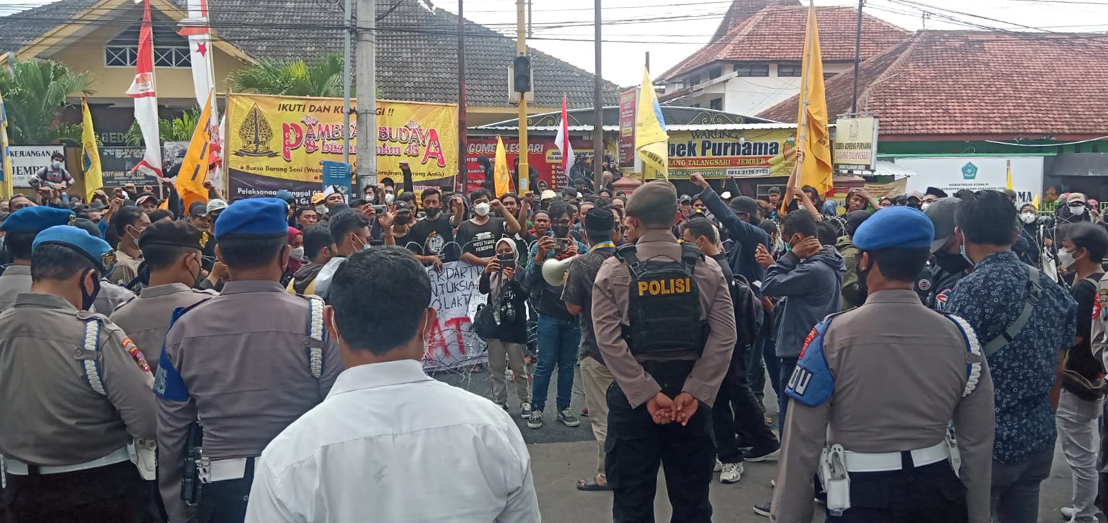 PMII JEMBER DEMO DESAK HAPUS KLAUSUL TAMBANG DALAM PERDA RTRW