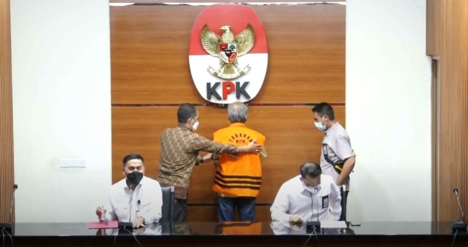 KPK TAHAN PETINGGI PT ADHI KARYA TERKAIT KORUPSI PROYEK GEDUNG IPDN SULUT