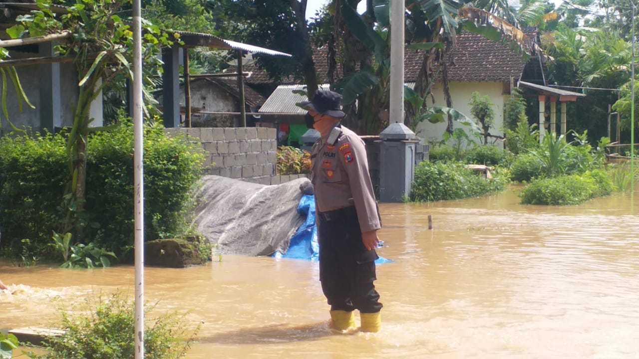 BANJIR GENANGI KANTOR KECAMATAN DAN RATUSAN RUMAH WARGA SEMBORO