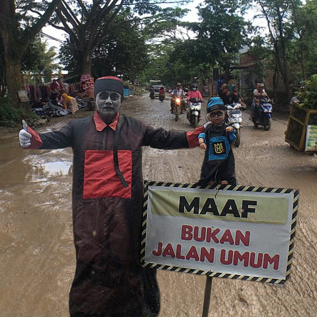 UNIK, SEORANG WARGA TEMPUREJO SINDIR JALAN RUSAK DENGAN BERDANDAN VAMPIR