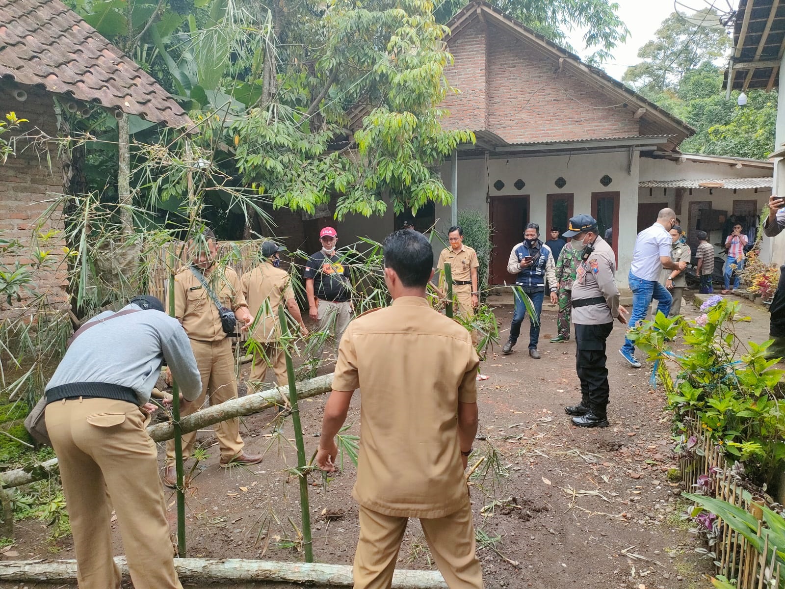 KALAH PILKADES PLEREAN - SUMBERJAMBE, MANTAN PETAHANA BLOKIR AKSES JALAN PERMUKIMAN DAN PESANTREN