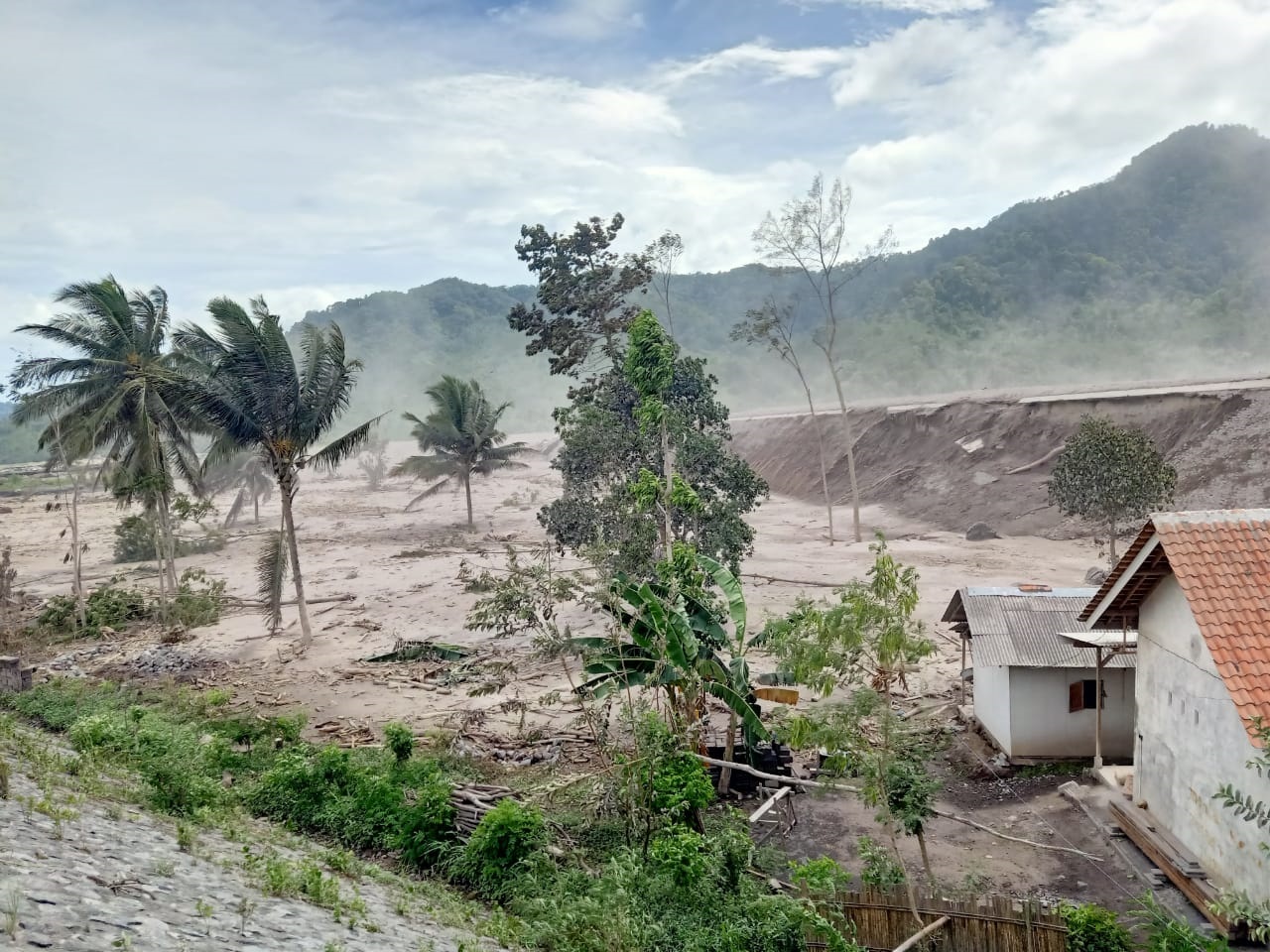 rsd-dr-soebandi-jember-rawat-4-korban-luka-bakar-gunung-semeru