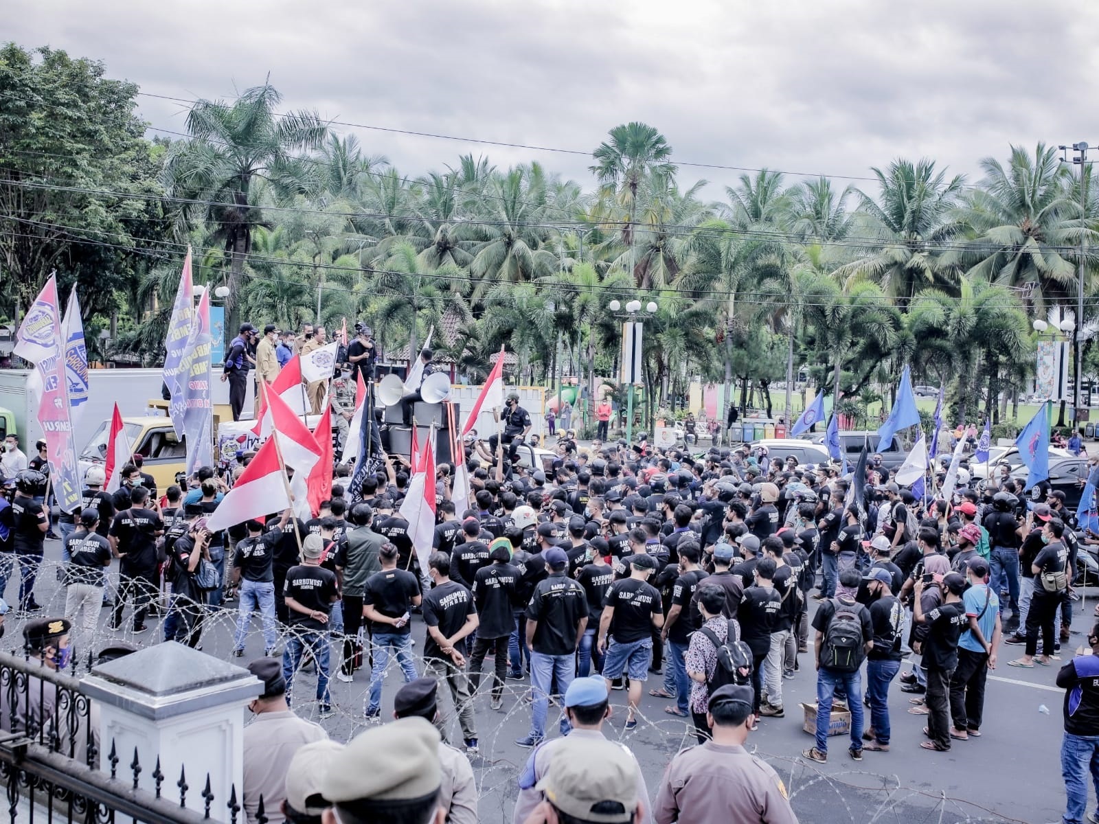 DINILAI RENDAH, SARBUMUSI JEMBER DEMO TOLAK UMK 2022