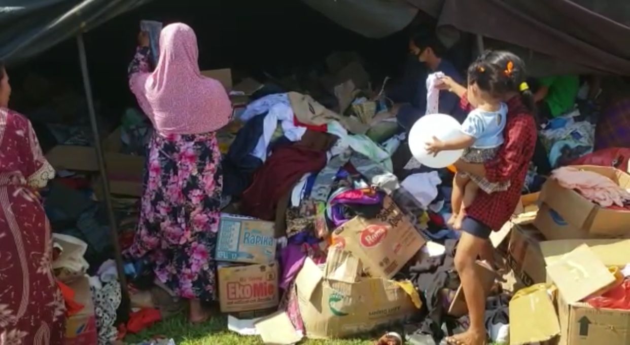 PAKAIAN BEKAS MENUMPUK DI POSKO PENGUNGSIAN, RELAWAN HARAP DONATUR BIJAK MENYUMBANG SESUAI KEBUTUHAN