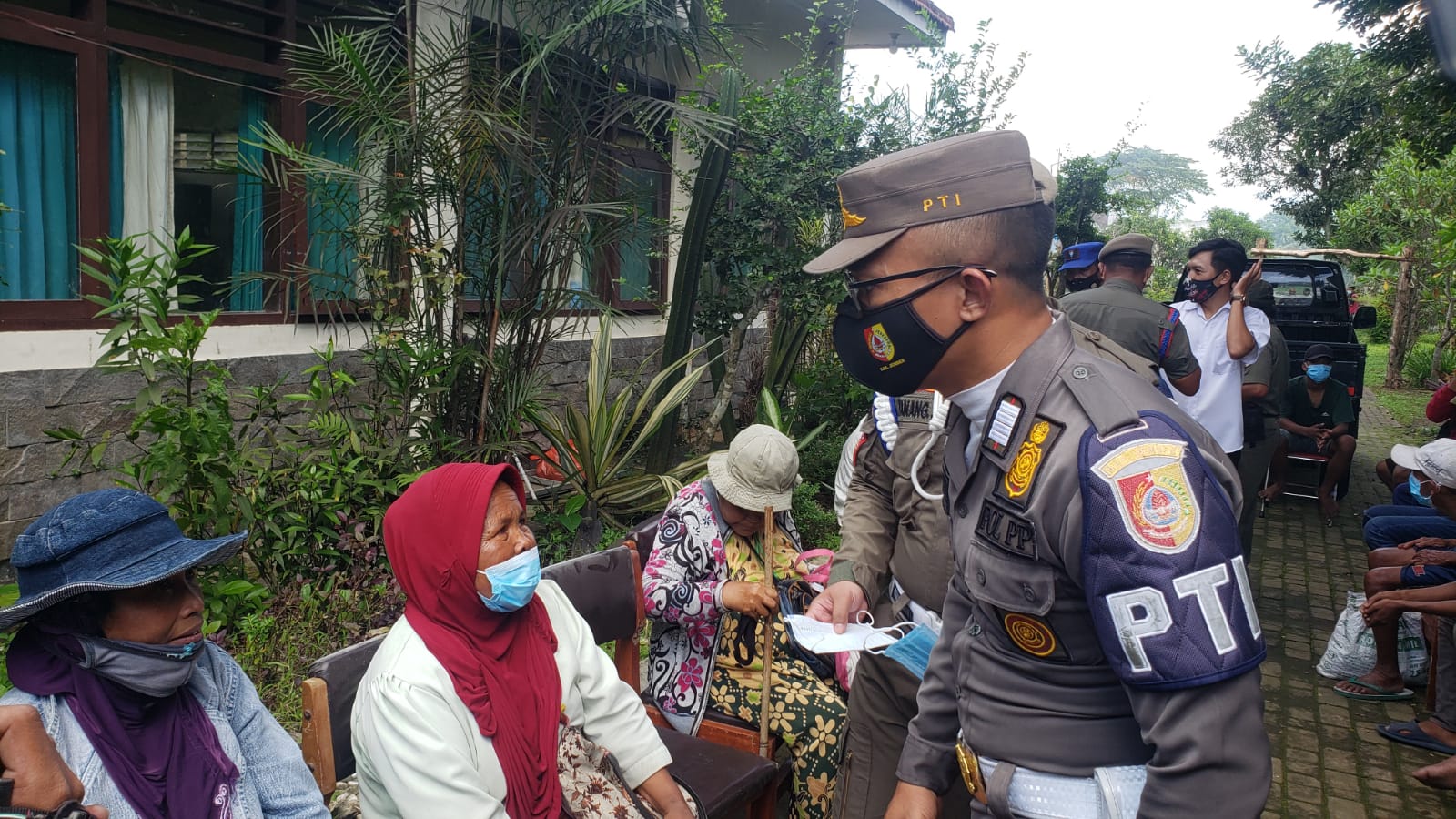 JELANG NATARU, SATPOL PP TERTIBKAN PENGEMIS DAN PENGAMEN DI WILAYAH JEMBER KOTA