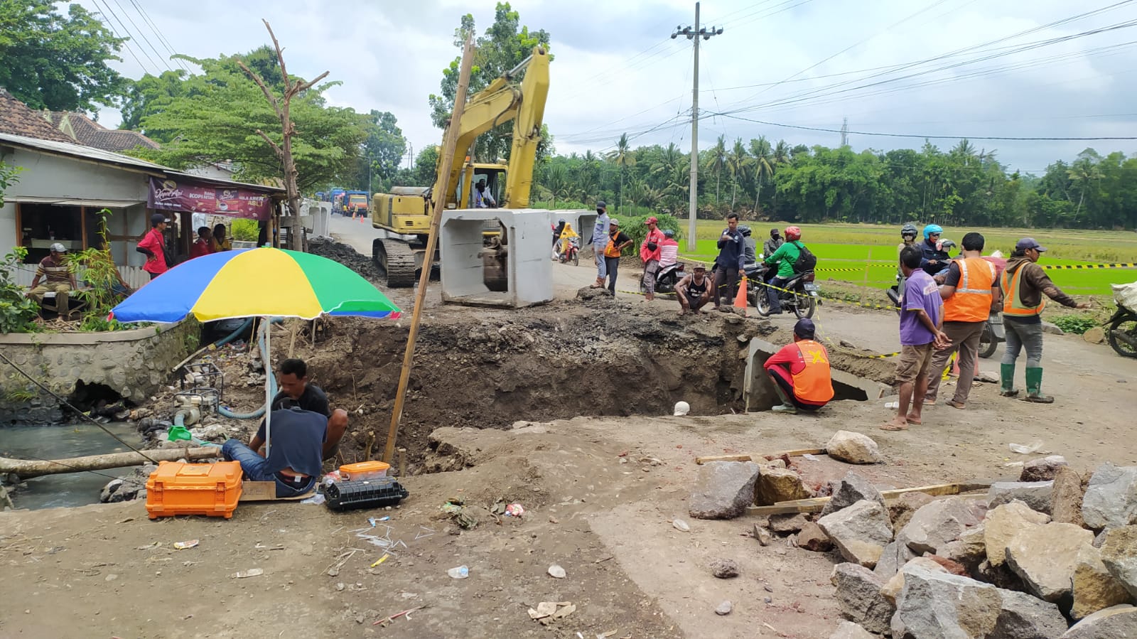 PERBAIKAN GORONG-GORONG DI BANGSALSARI BIKIN MACET, TARGET SELESAI MINGGU INI