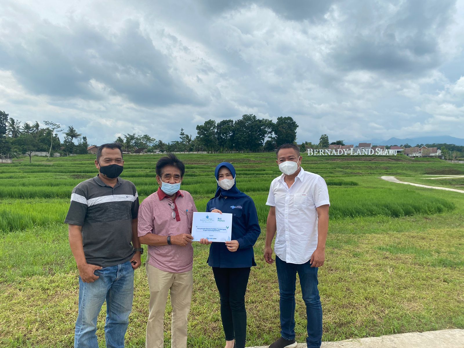 PEDULI KORBAN APG SEMERU, WARGA DAN MANAGEMENT BERNADY LAND SLAWU SERAHKAN DONASI LEWAT K RADIO