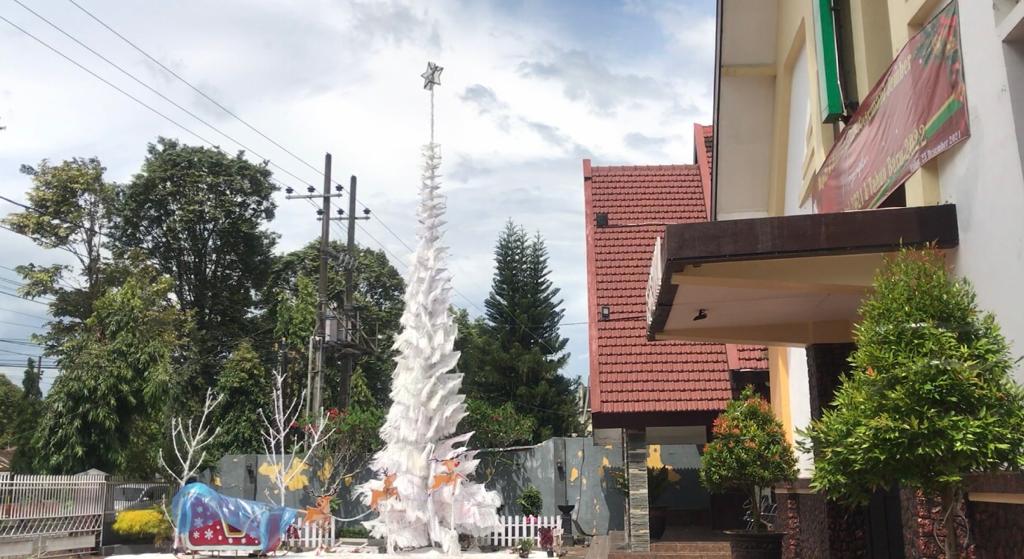 KREATIF, POHON NATAL SETINGGI 11 METER DI GEREJA GETSEMANI JEMBER TERBUAT DARI 250 LEMBAR KARUNG