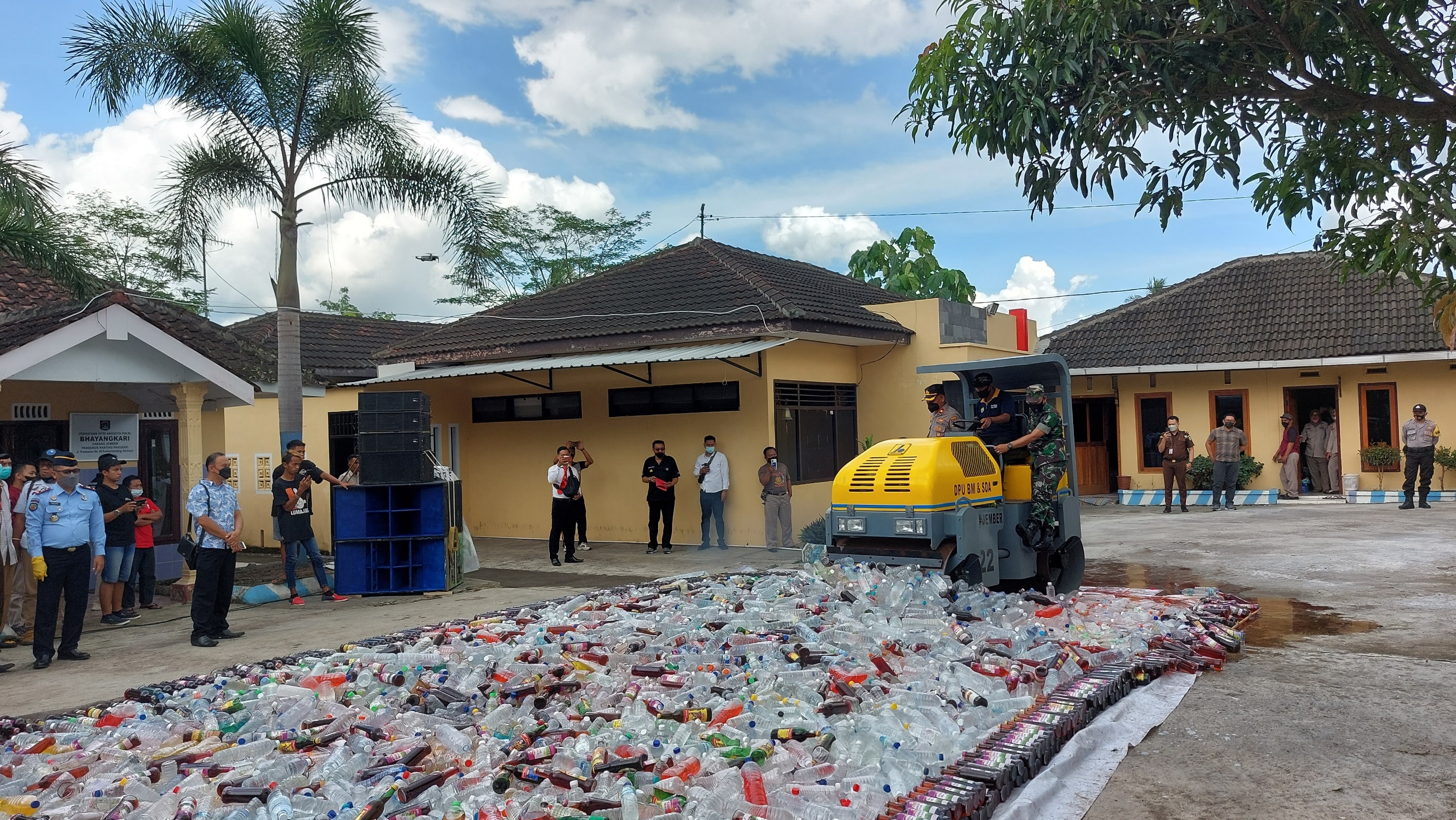 RIBUAN BOTOL MIRAS DAN NARKOBA HASIL SITAAN SEPANJANG 2021 DIMUSNAHKAN