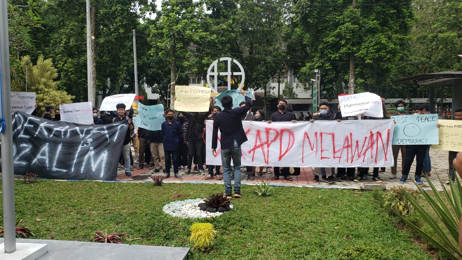 DIDUGA ADA KECURANGAN DALAM PEMILIHAN KETUA BEM, PULUHAN MAHASISWA FEB UNEJ BERDEMO DI DEKANAT