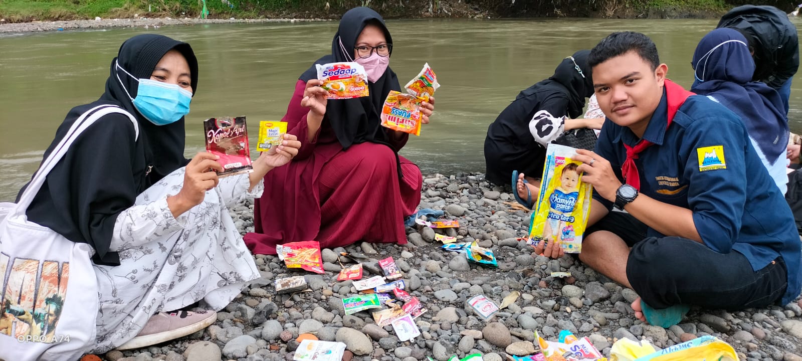 penelitian-ecoton-bungkus-makanan-dan-pembalut-dominasi-limbah-plastik-di-sungai-bedadung-jember