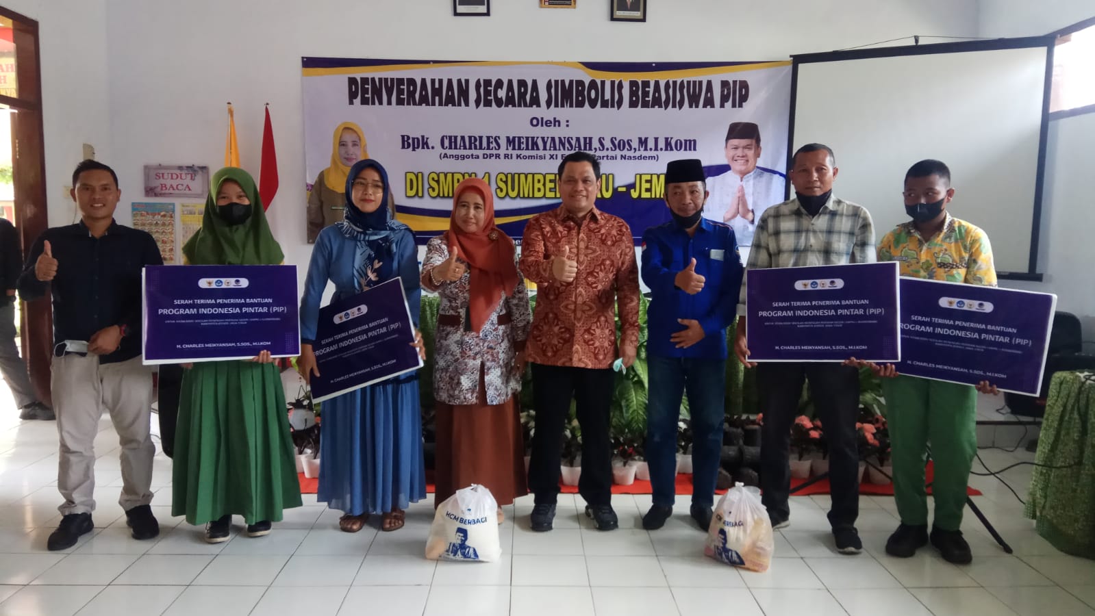 FOKUS KESEJAHTERAAN SISWA DI SEKOLAH PINGGIRAN, ANGGOTA DPR RI DAPIL JEMBER – LUMAJANG TURUN LANGSUNG SERAHKAN BEASISWA PIP DI SUMBERBARU