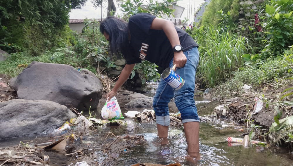 PEGIAT LINGKUNGAN HIDUP DORONG PEMKAB JEMBER BATASI PENGGUNAAN PLASTIK SEKALI PAKAI