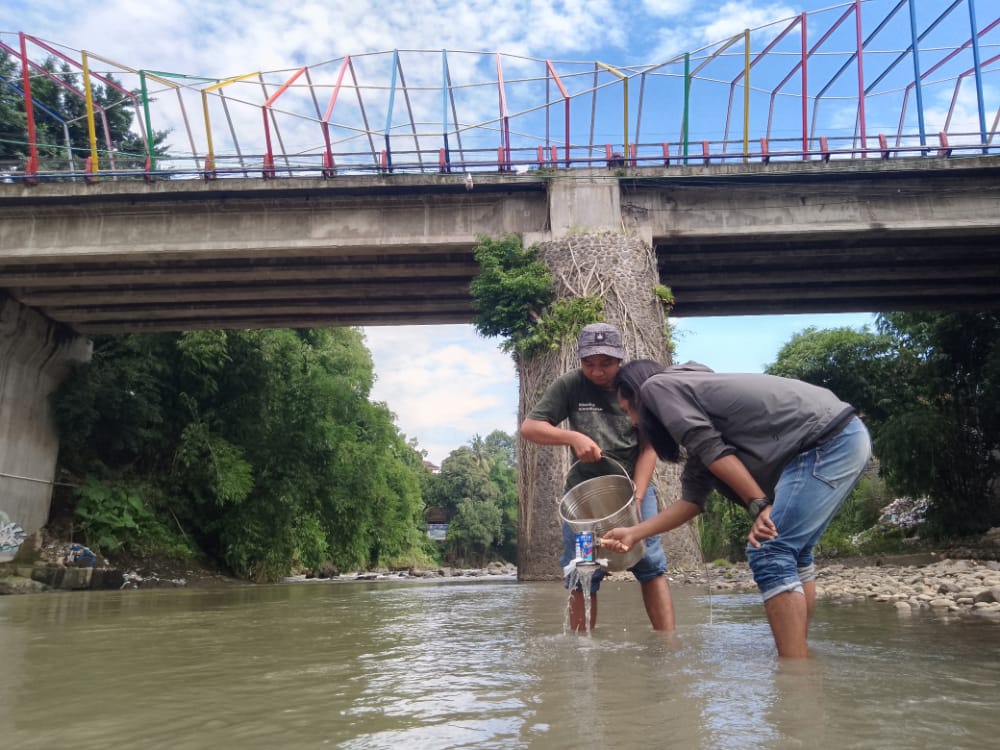 KEBIASAAN BUANG SAMPAH SEMBARANGAN BIKIN KADAR PHOSPAT DI SUNGAI BEDADUNG MELEBIHI BATAS WAJAR