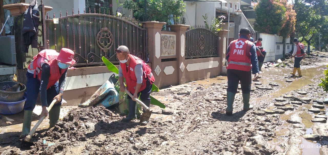 relawan-pmi-jember-turun-langsung-bantu-korban-banjir-mangli