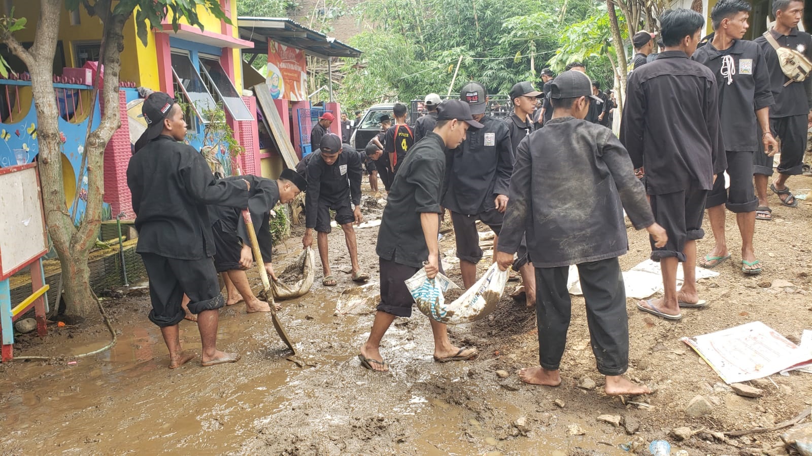 PEMBERSIHAN PASCA BANJIR BANDANG KALIWATES DIBANTU RELAWAN, WARGA SEBUT BANTUAN BELUM MERATA