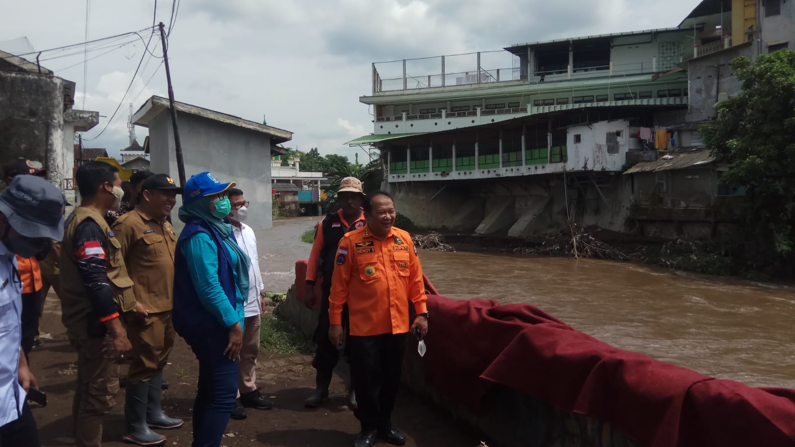 SEHARI PASCA BANJIR, FORKOPIMDA JEMBER TINJAU BEBERAPA TITIK SUNGAI YANG SEMPAT MELUAP