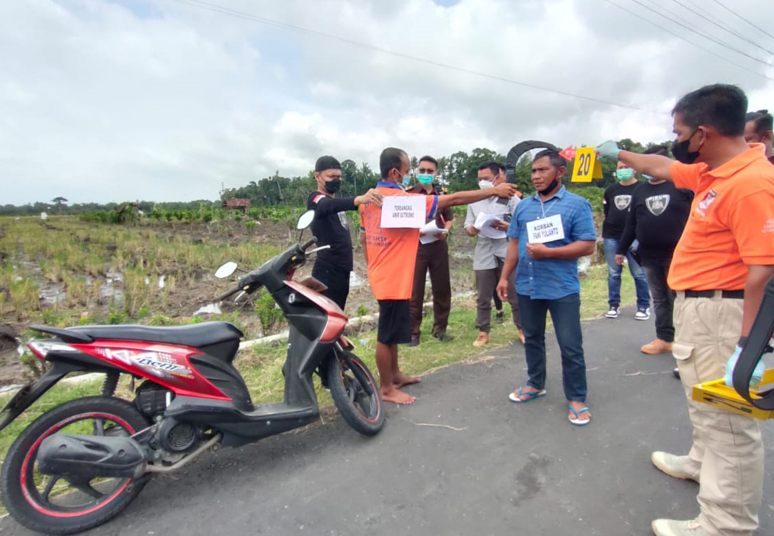 REKONSTRUKSI PEMBUNUHAN ANTAR SAHABAT DI UMBULSARI BERMOTIF CEMBURU, PELAKU TERANCAM PENJARA SEUMUR HIDUP