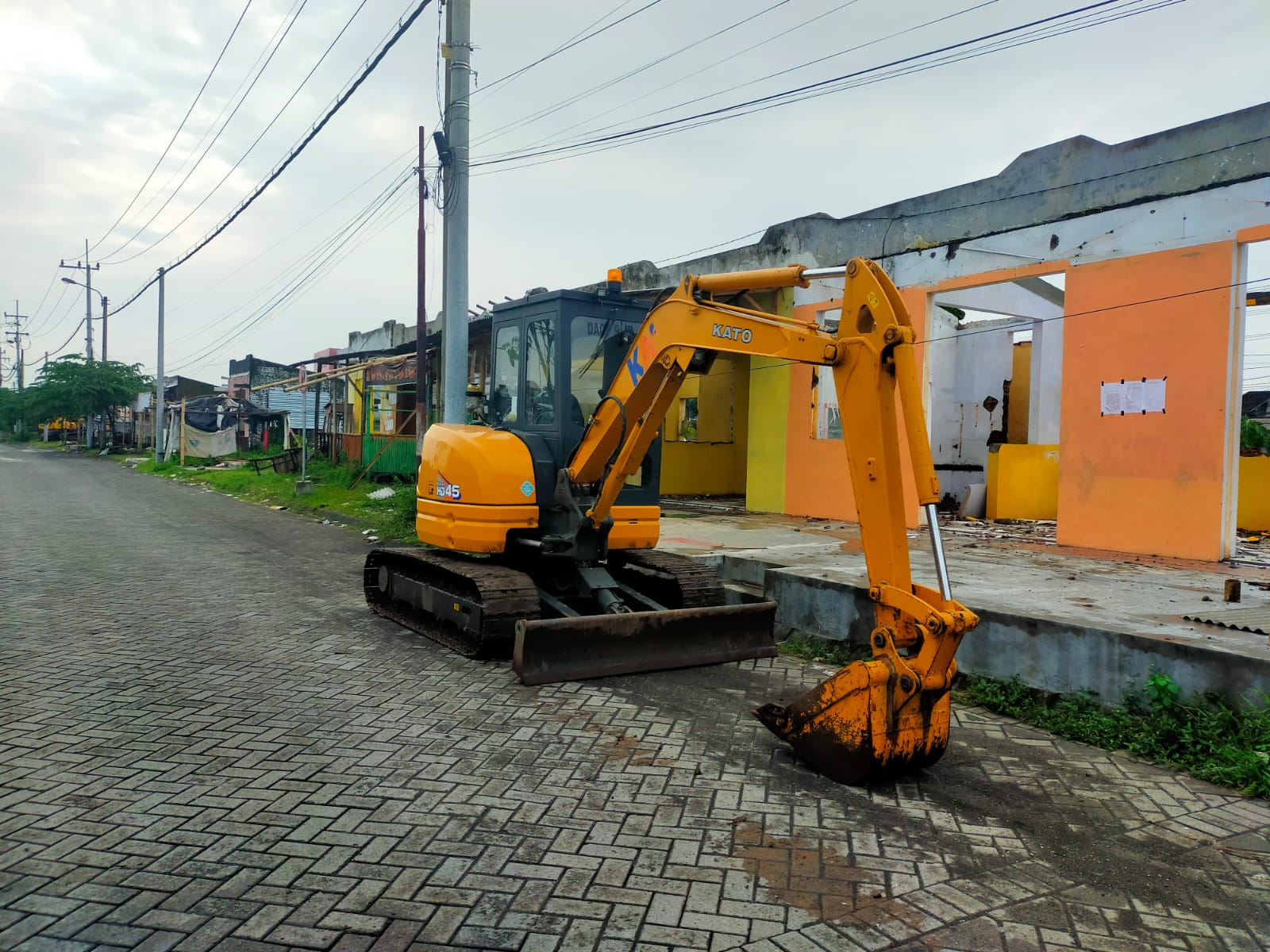 penggusuran-bangunan-liar-di-depan-roxy-square-berjalan-kondusif